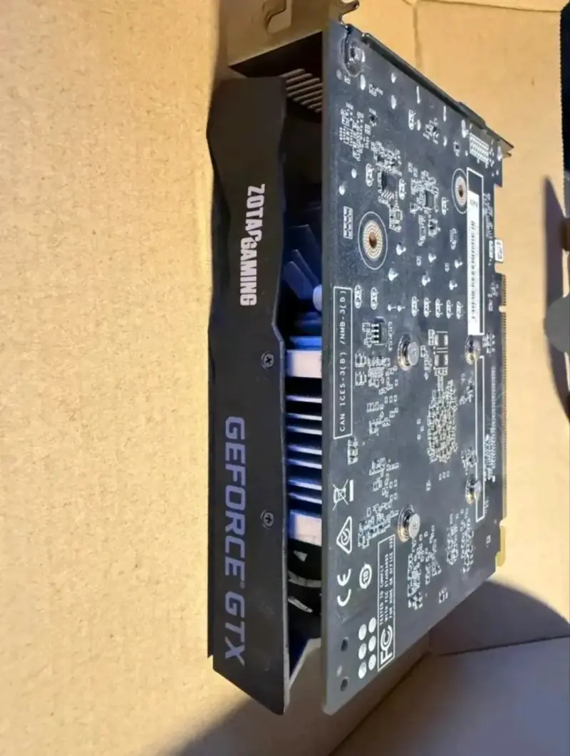 Tarjeta gráfica Zotac compacta - 5
