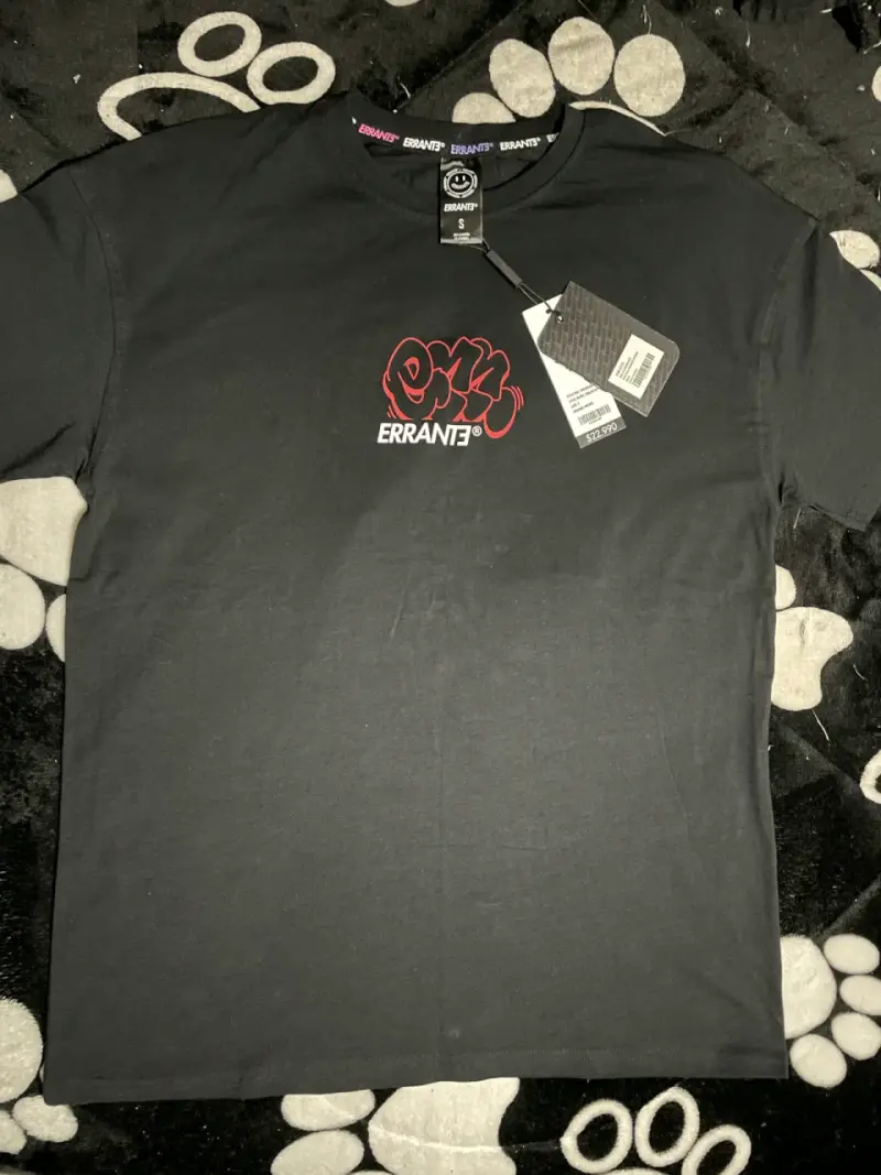 Polera negra Errante con diseño rojo
