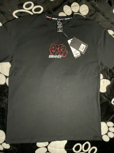Polera negra Errante con diseño rojo - miniatura 1