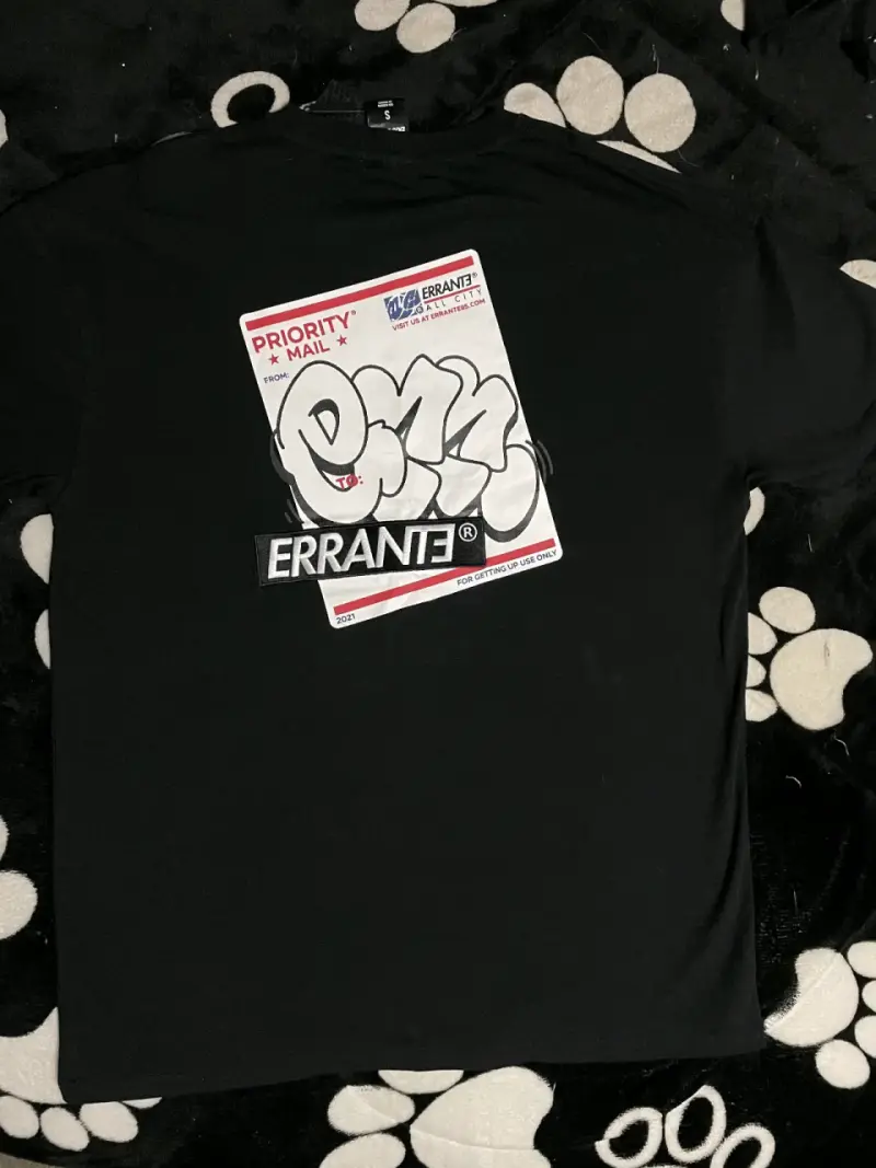 Polera negra Errante con diseño rojo - 2