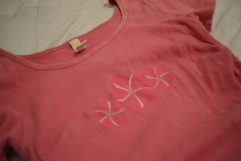 Polera top rosa con flores estampadas