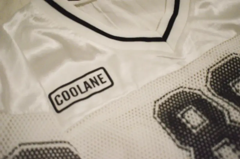 Polera top deportiva blanca con número 89 - 2