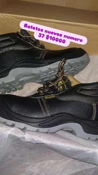 Bototos de cuero negro nuevos - miniatura 1