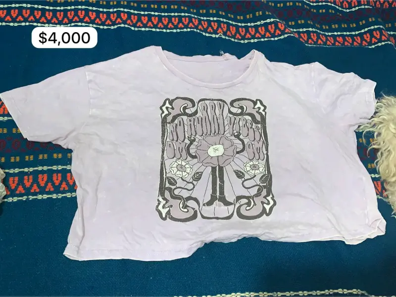 Polera lila estampada artística
