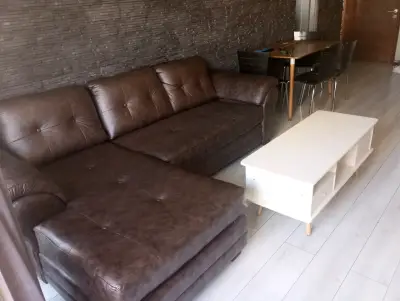 Sofá seccional de cuero café con mesa - miniatura 1