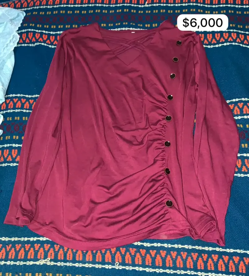 Blusa burdeo con botones