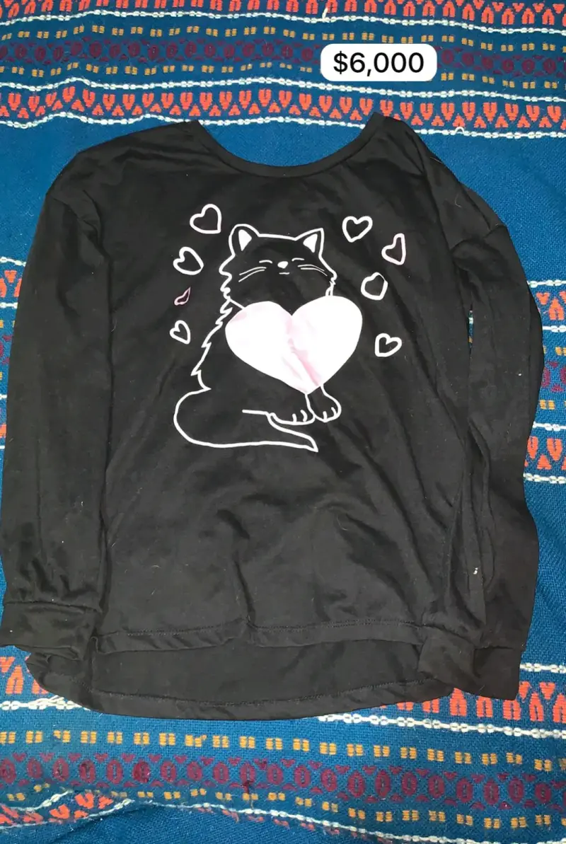 Polera negra con gato y corazones