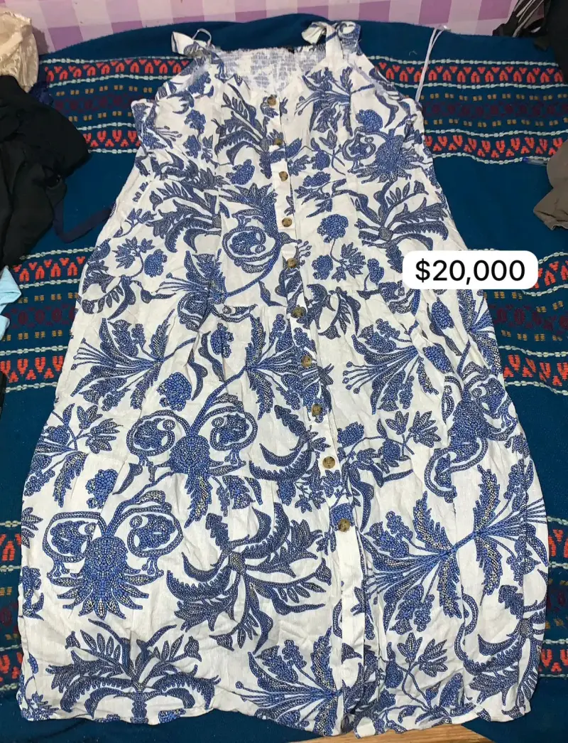 Vestido blanco con estampado azul