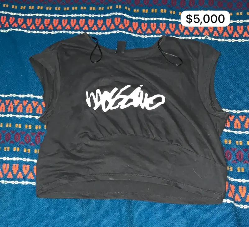 Polera negra con logo blanco