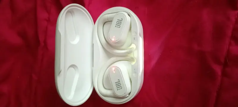 Audífonos JBL inalámbricos blancos - 1