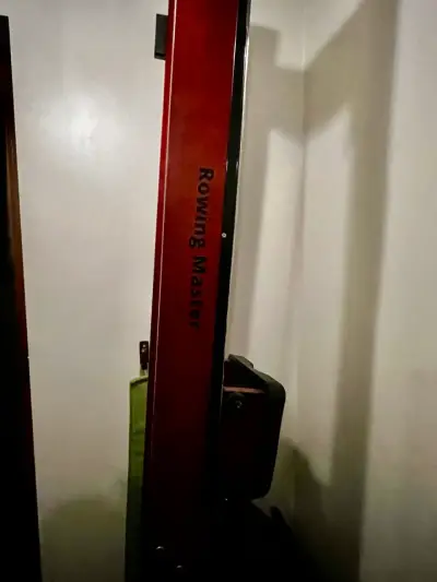 Máquina de remo con monitor - miniatura 3