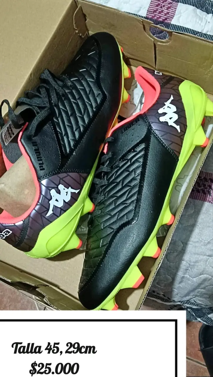 Zapatos de fútbol negro y verde