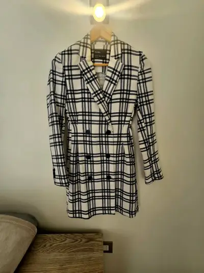 Blazer talla xs marca BERSHKA - miniatura 1