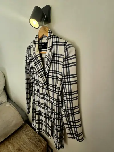 Blazer talla xs marca BERSHKA - miniatura 3