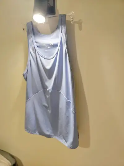 Polera deportiva celeste sin mangas - miniatura 3