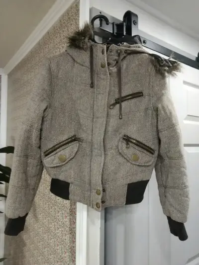 Chaqueta invernal con capucha - miniatura 1
