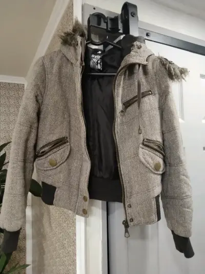 Chaqueta invernal con capucha - miniatura 2