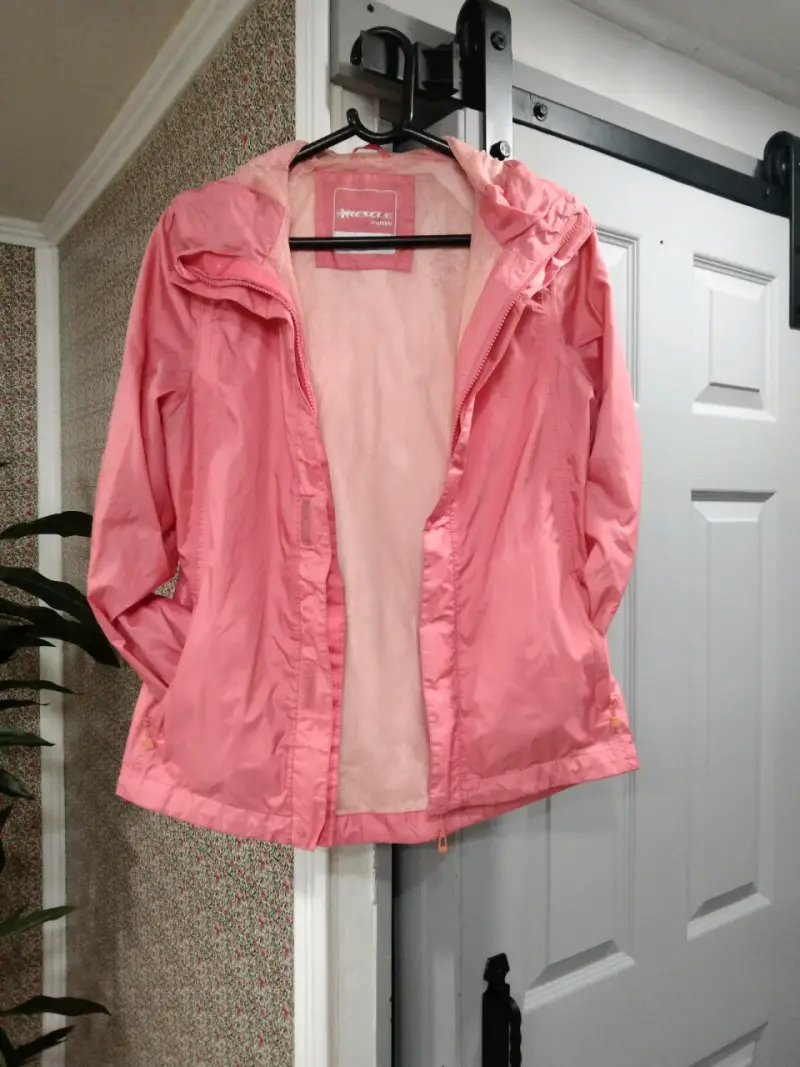 Chaqueta impermeable rosada - 1