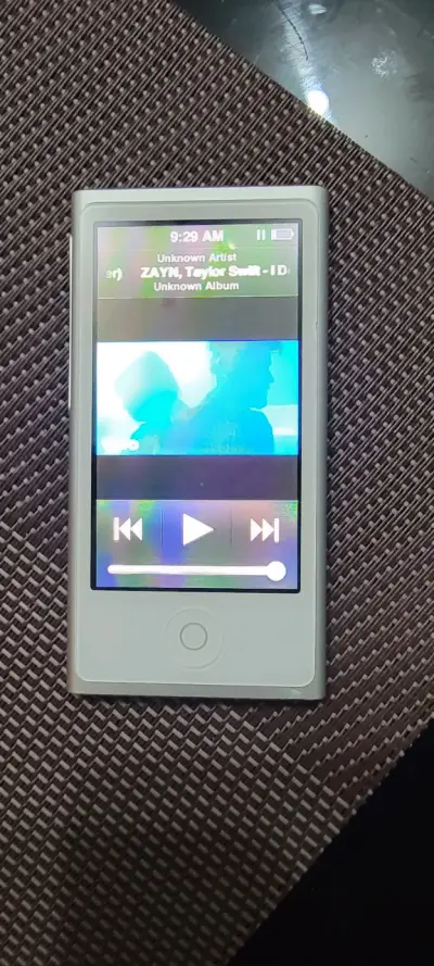 iPod plateado usado - miniatura 2