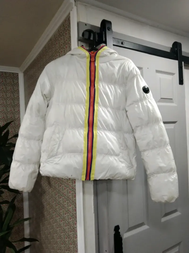 Chaqueta blanca con capucha - 1