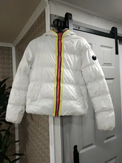 Chaqueta blanca con capucha - miniatura 1