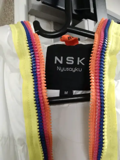 Chaqueta blanca con capucha - miniatura 3