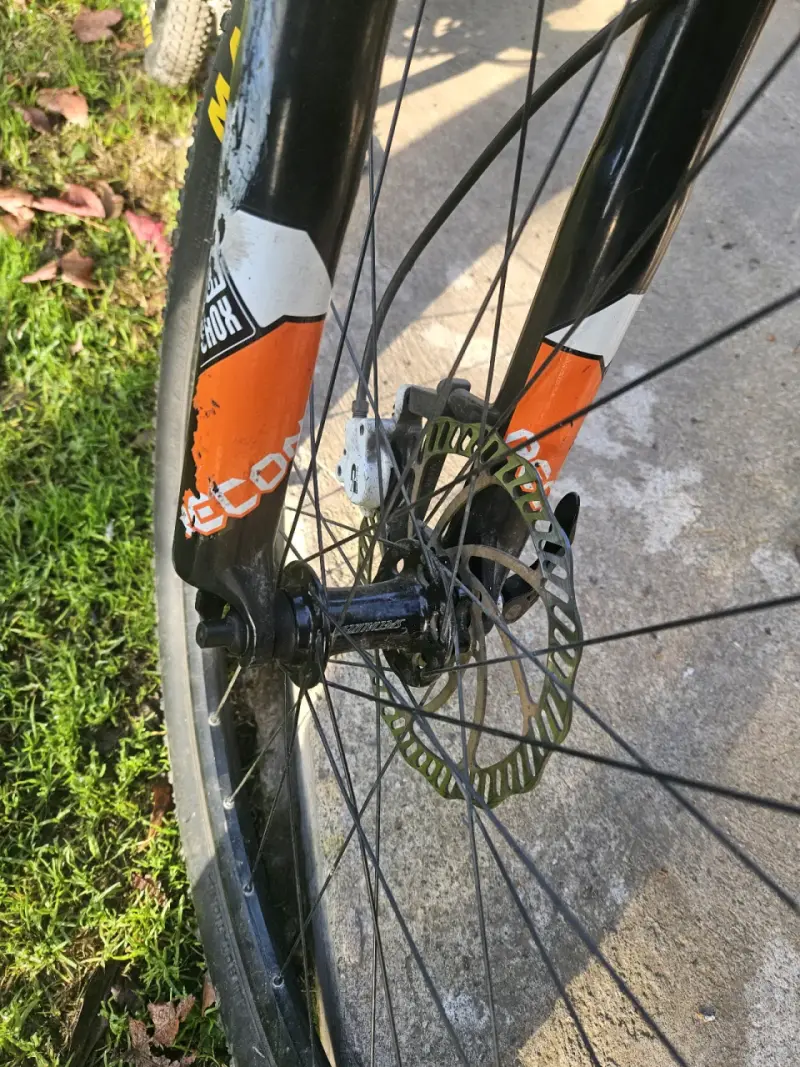 Bicicleta de montaña blanca - 2
