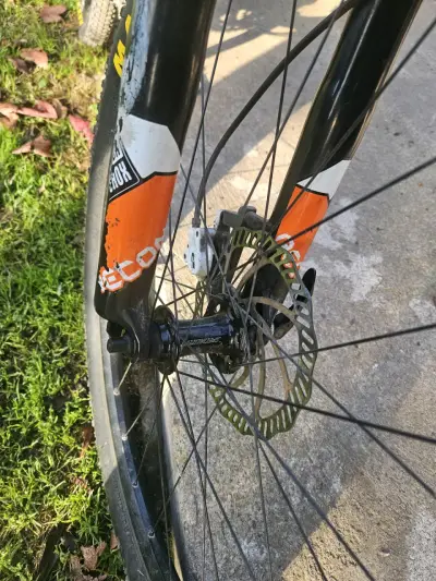 Bicicleta de montaña blanca - miniatura 2