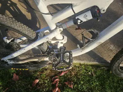 Bicicleta de montaña blanca - miniatura 4