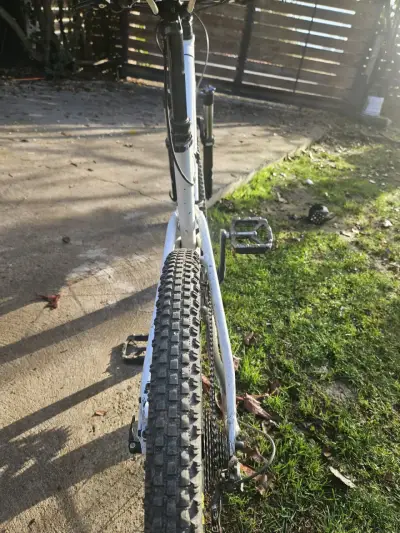 Bicicleta de montaña blanca - miniatura 5