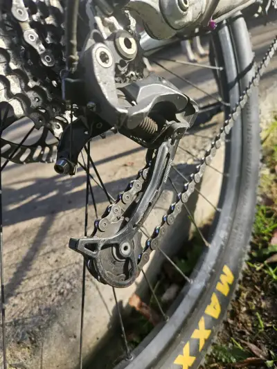 Bicicleta de montaña blanca - miniatura 6