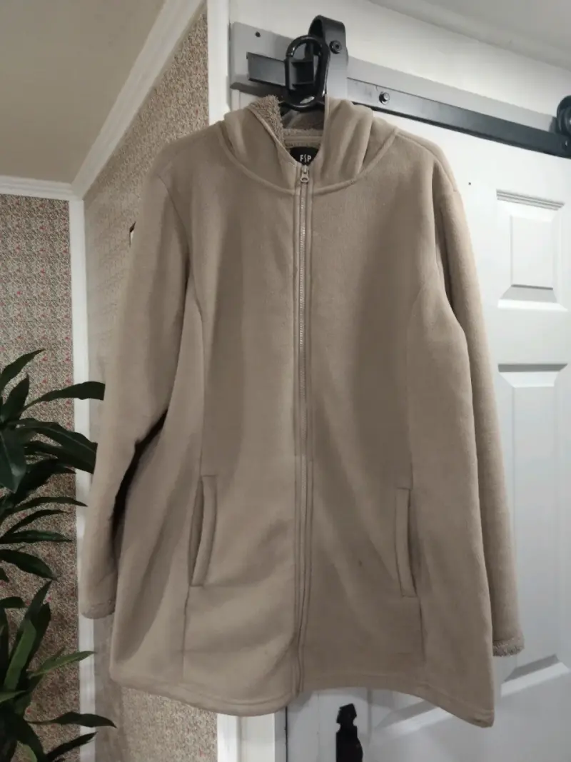 Abrigo de polar beige con capucha - 1