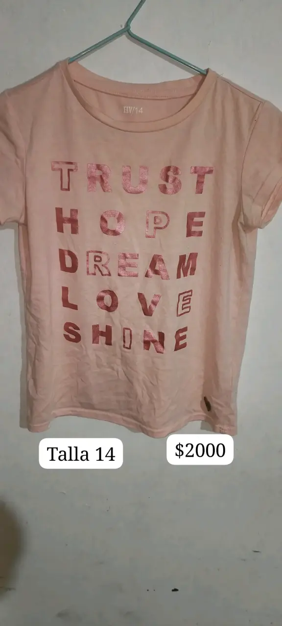 Polera beige con mensaje