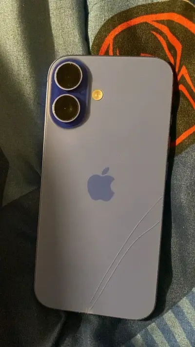 IPhone16 con carcasa azul para repuestos - miniatura 1