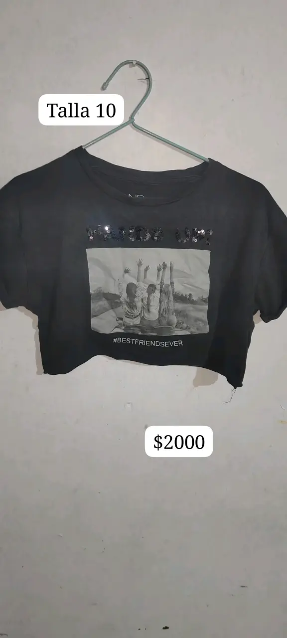 Polera negra con diseño - 1