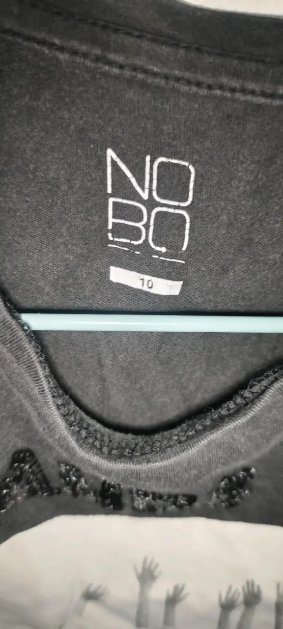 Polera negra con diseño - 2