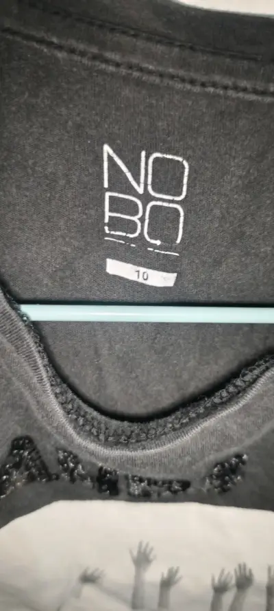Polera negra con diseño - miniatura 2
