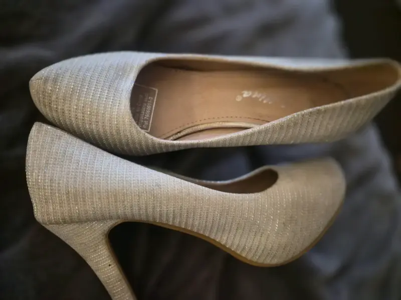 Zapatos de tacón beige brillantes - 1