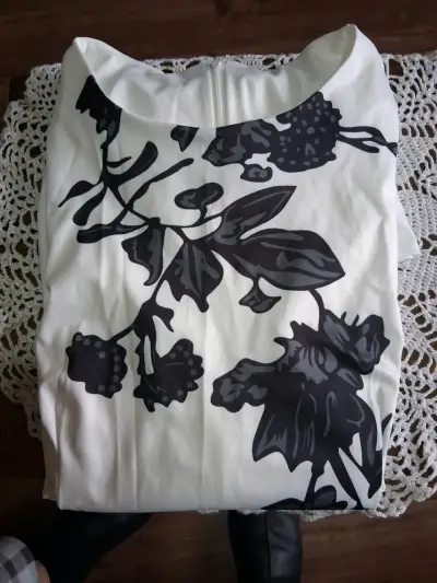 Vestido blanco con diseño floral - miniatura 1