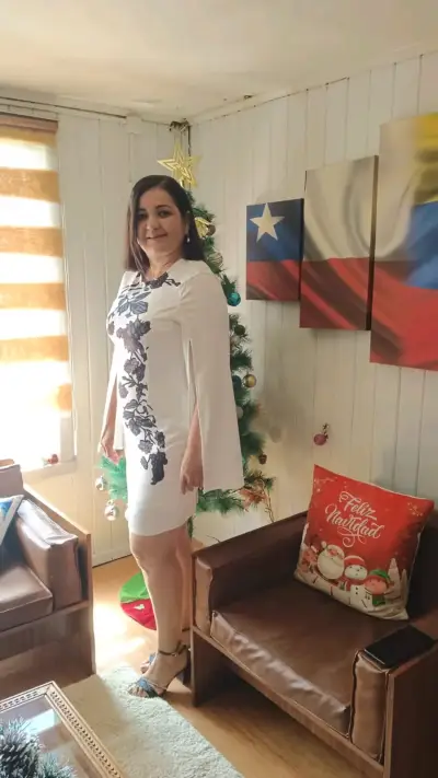 Vestido blanco con diseño floral - miniatura 2