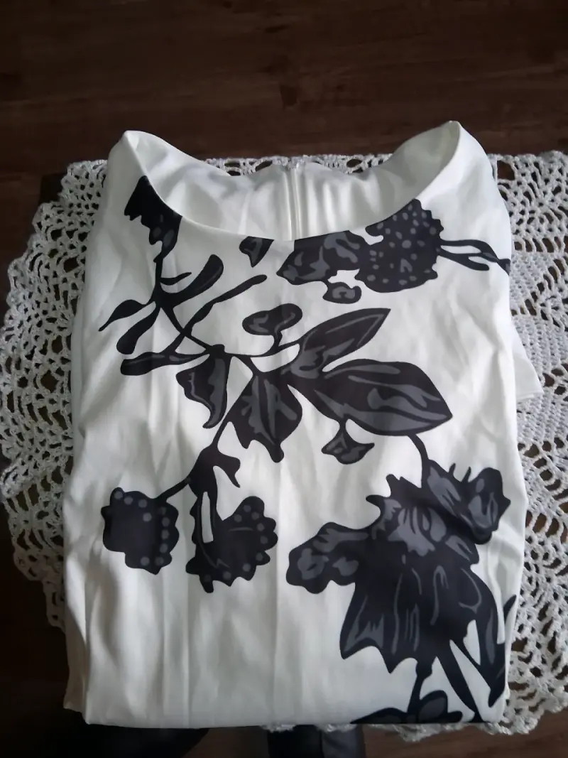 Vestido blanco con diseño floral - 4
