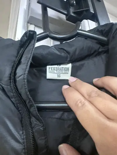 Chaqueta acolchada negra y amarilla - miniatura 4