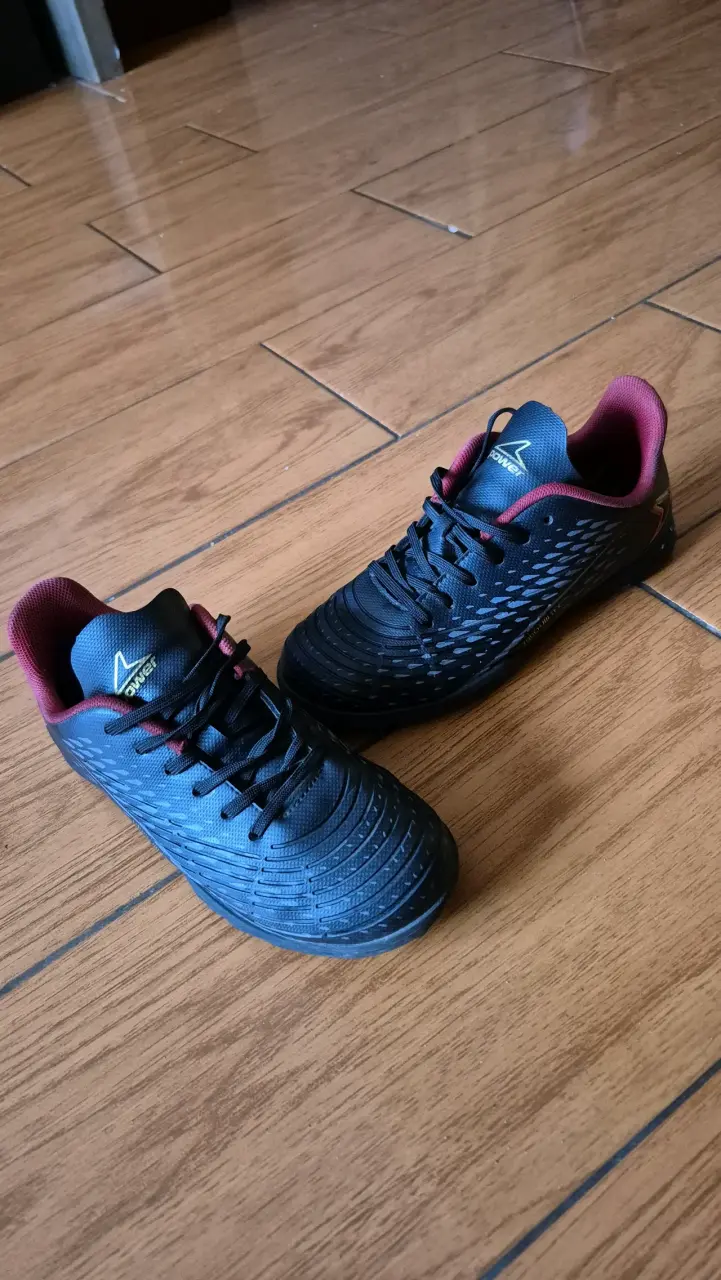 Zapatillas deportivas negra y burdeos