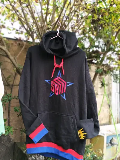 Polerón negro con logo colorido - miniatura 1