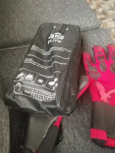 Guantes de portero rojos - miniatura 1