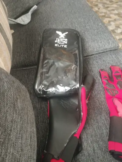 Guantes de portero rojos - miniatura 2
