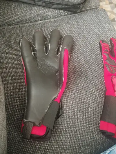 Guantes de portero rojos - miniatura 4