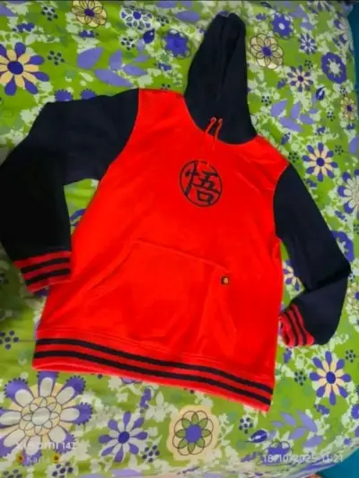 Polerón con capucha rojo y negro - miniatura 1