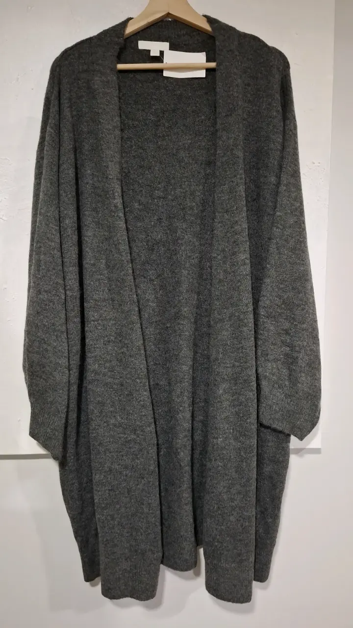 Cárdigan gris de lana suave