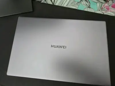 Laptop Huawei gris moderno - miniatura 1